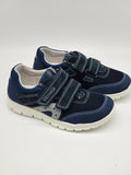 Primigi Sneaker in blau mit weißen Sohlen, bequemes Kinderschuhmodell, detailreiche Schnürung, für Alltag und Freizeit.