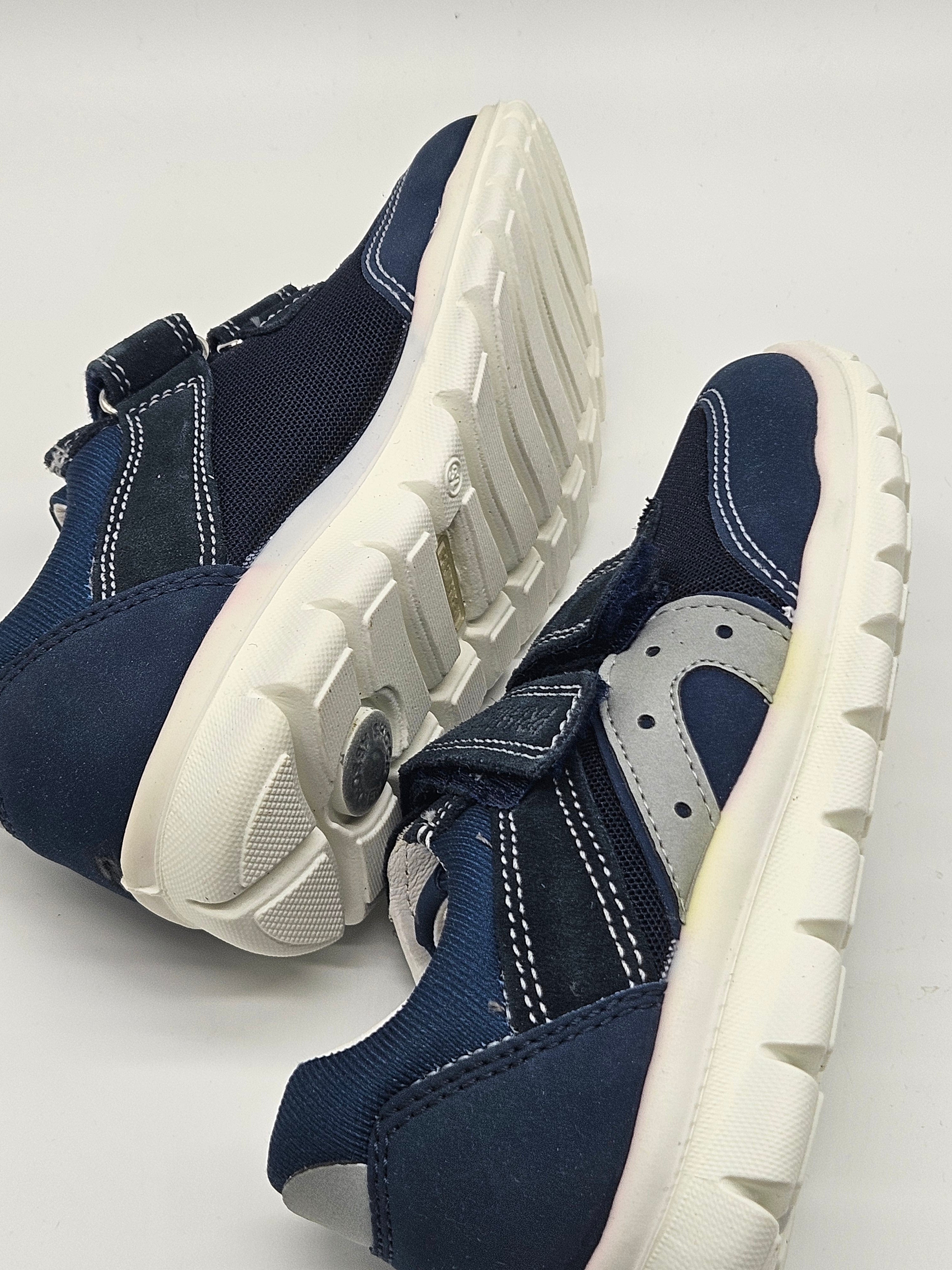 Primigi Sneaker in Weiß mit Klettverschluss und Mesh-Einsätzen, sportliche Schuhe für Kinder.