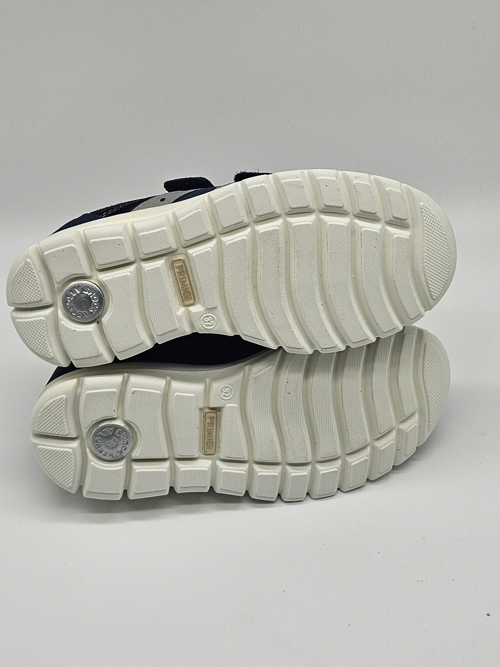 Primigi Sneaker aus Leder mit Schnürung, bequeme Kinderschuhe für Alltag und Freizeit, angenehmer Tragekomfort