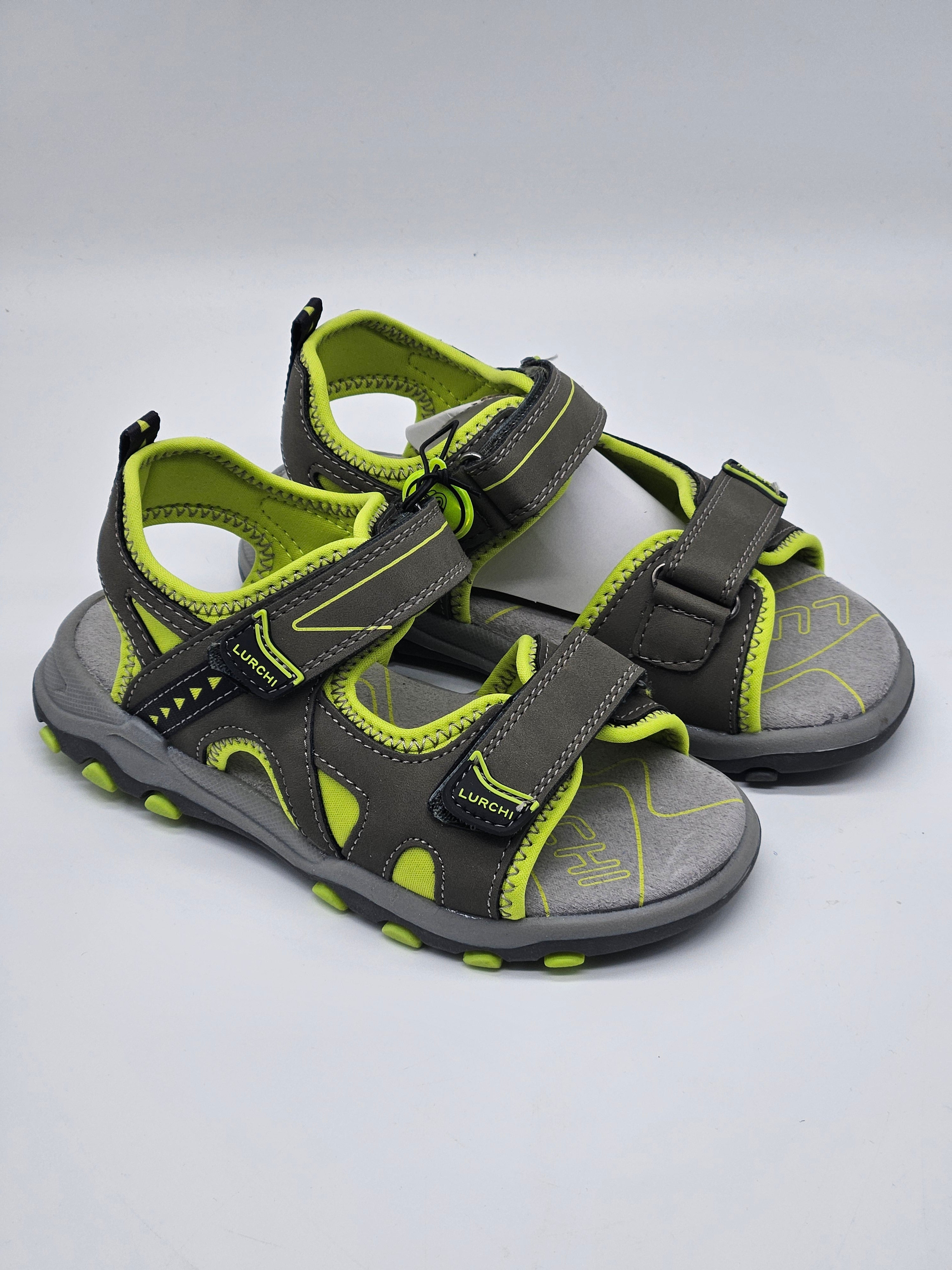 Lurchi Remo Sandalen in braun mit Klettverschluss, offene Zehen und bequemer Sohlen, für Kinder an einem sonnigen Tag.