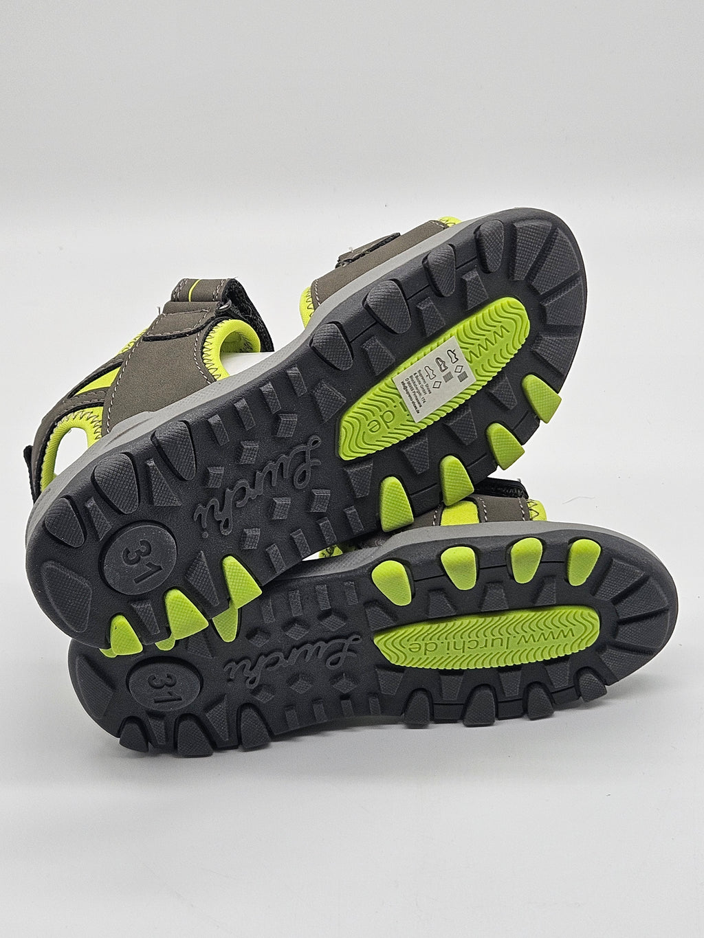 Lurchi Remo Sandalen aus Leder mit Klettverschluss und offener Zehenpartie, bequem für den Sommer, auf weißem Hintergrund.