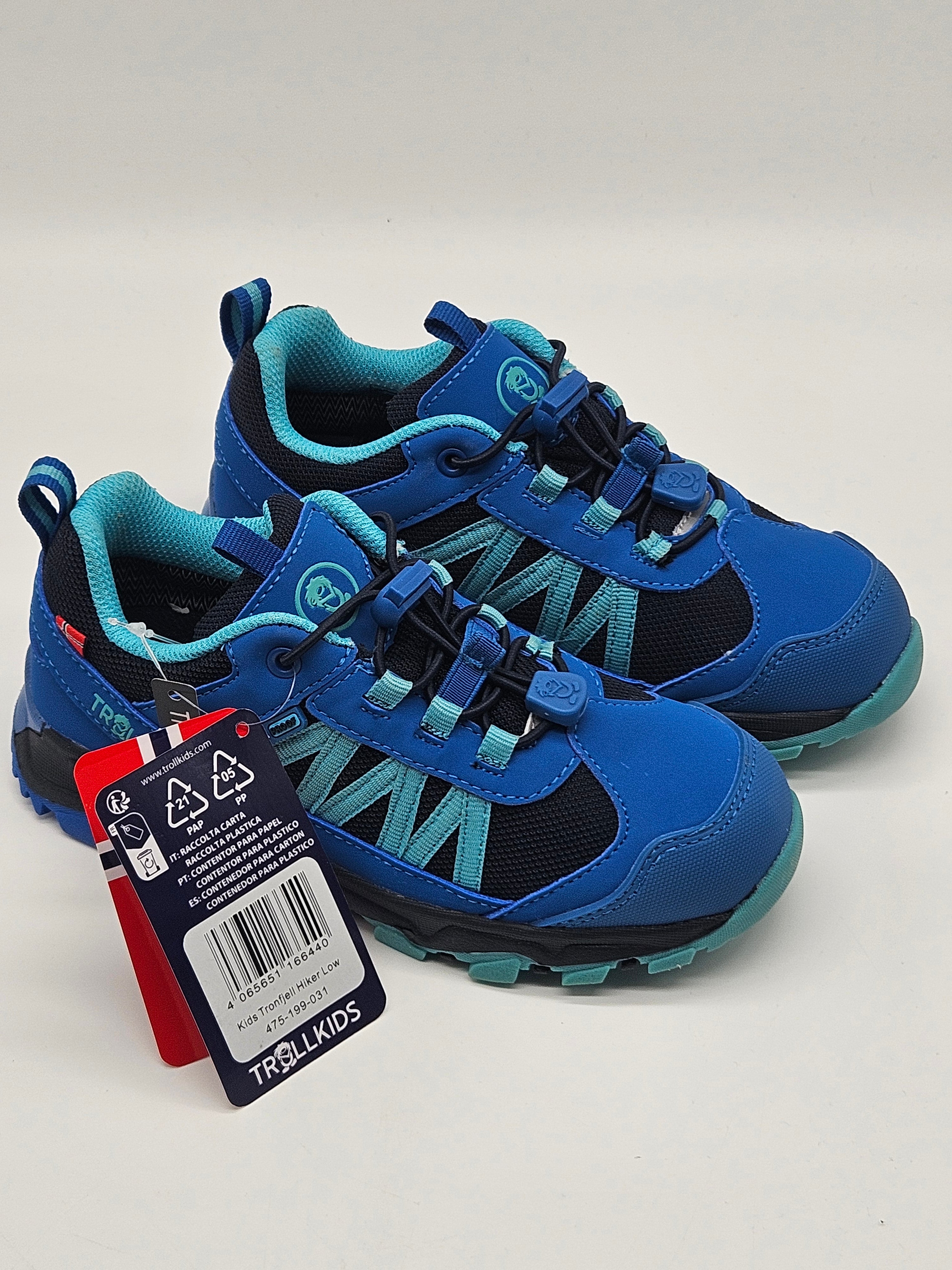 Sneaker Trollkids Tronfjell Hiker Low in dunkelblau mit bequemem Schnürverschluss und robustem Sohlenprofil.