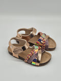 Billowy Sandalen aus Leder mit breitem Riemen und flacher Sohle, sommerliches Modeaccessoire, seitliche Ansicht