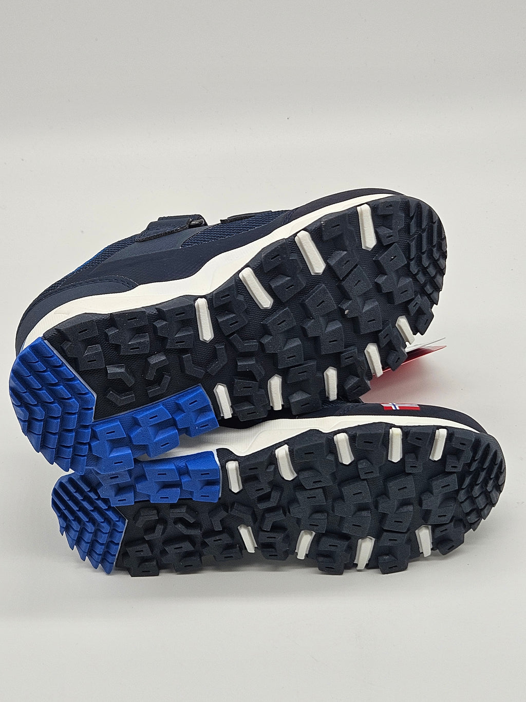 Trollkids Preikestolen Hiker Sneaker aus Leder mit Schnürung, bequemer Outdoor-Schuh für Kinder, in dunkler Farbe.