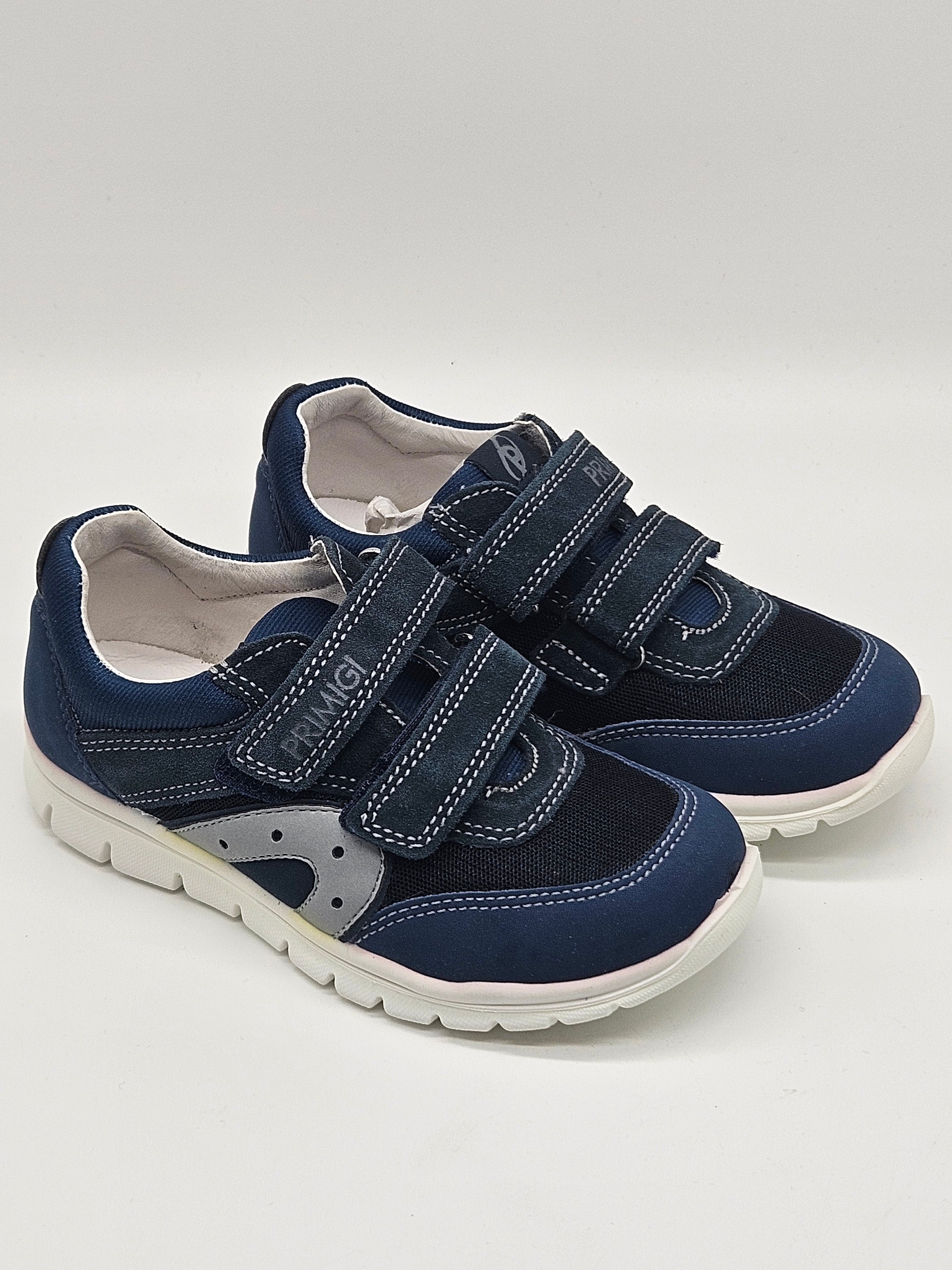Primigi Sneaker in Blau mit weißer Sohle, flexible Sportschuhmode für Kinder, aus weichem Material.