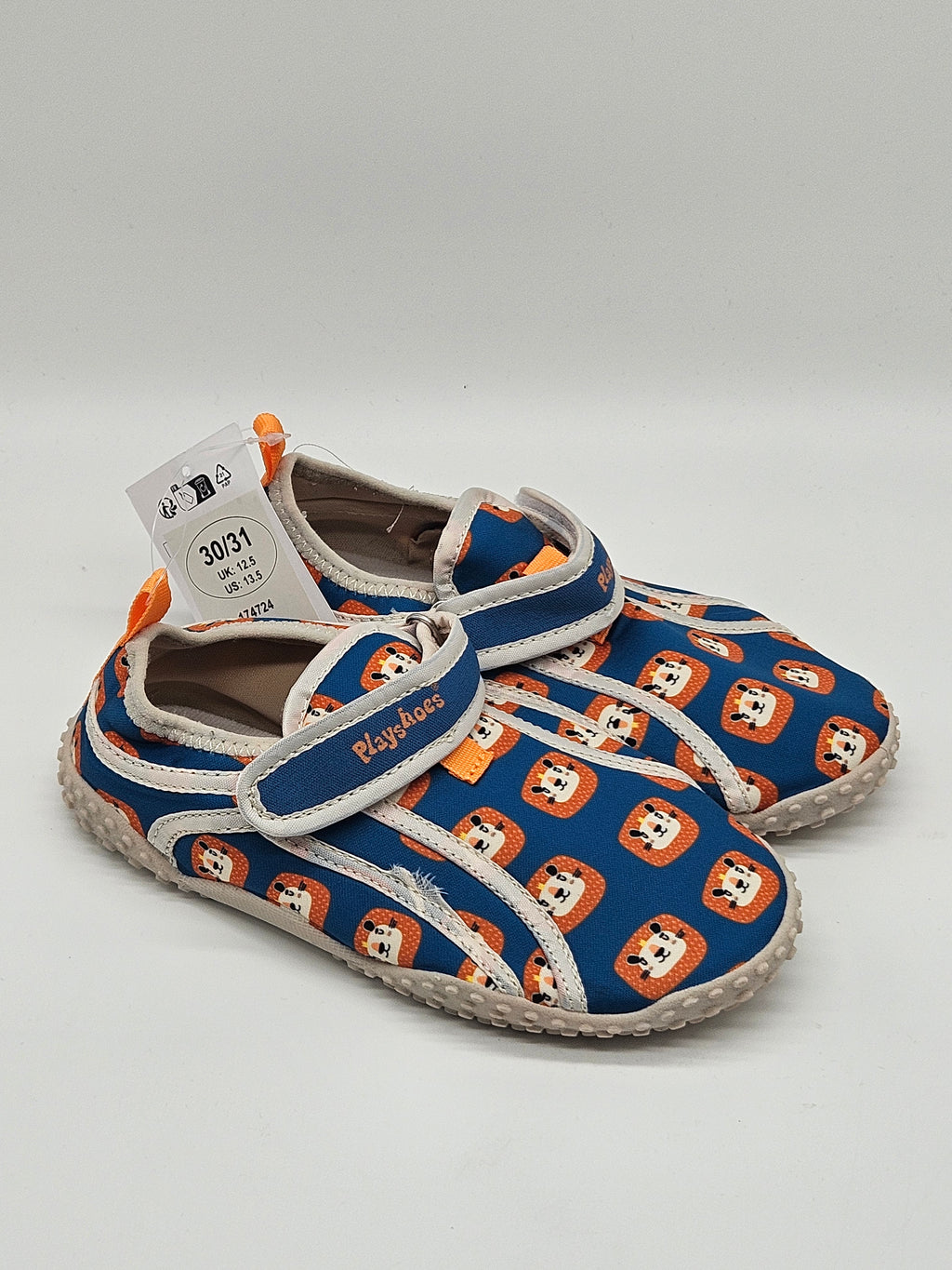 Blaue Playshoes Badeschuhe aus Neopren mit rutschfester Sohle, geeignet für Schwimmbad und Strand.