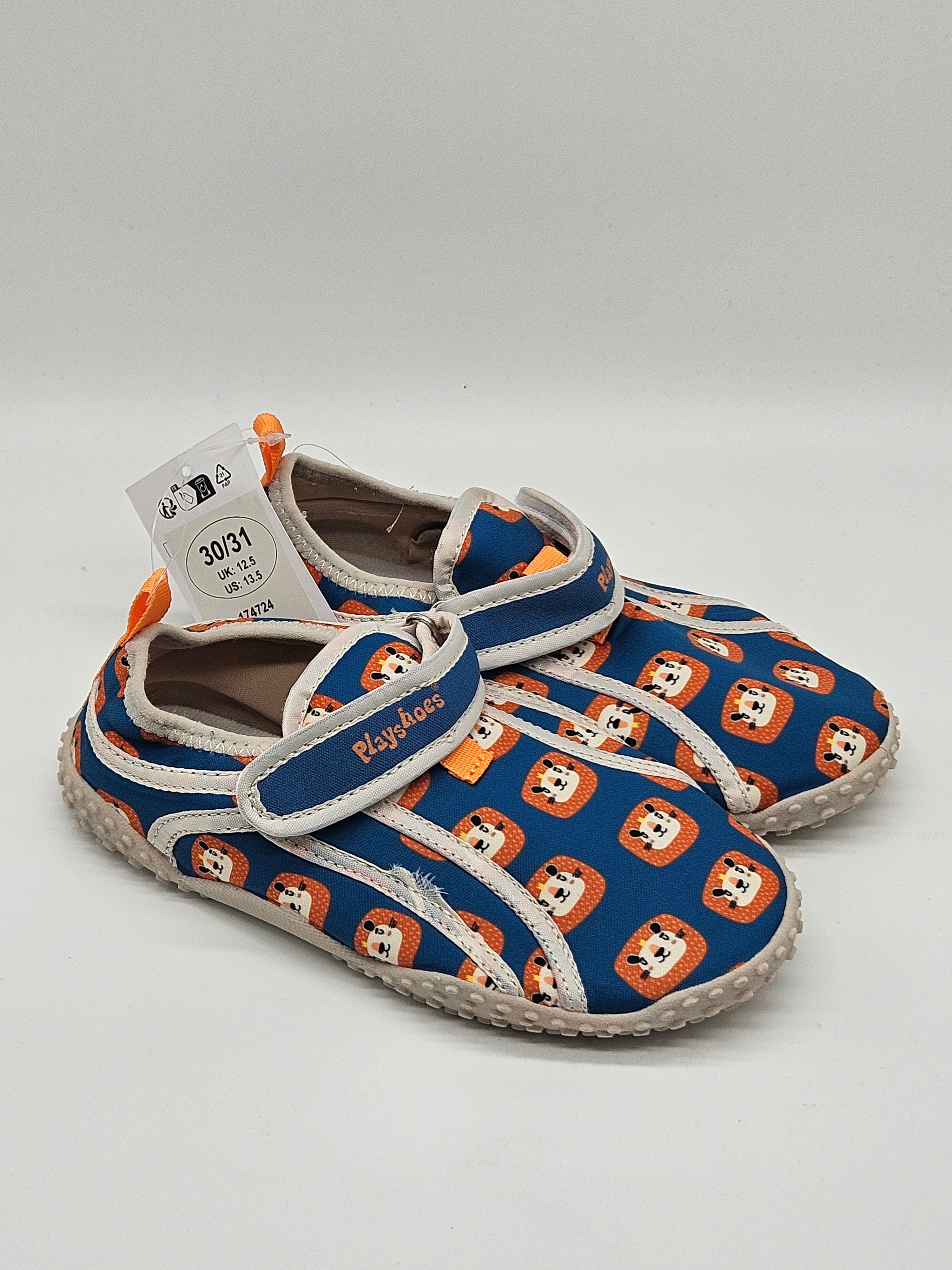 Blaue Playshoes Badeschuhe aus Neopren mit rutschfester Sohle, geeignet für Schwimmbad und Strand.