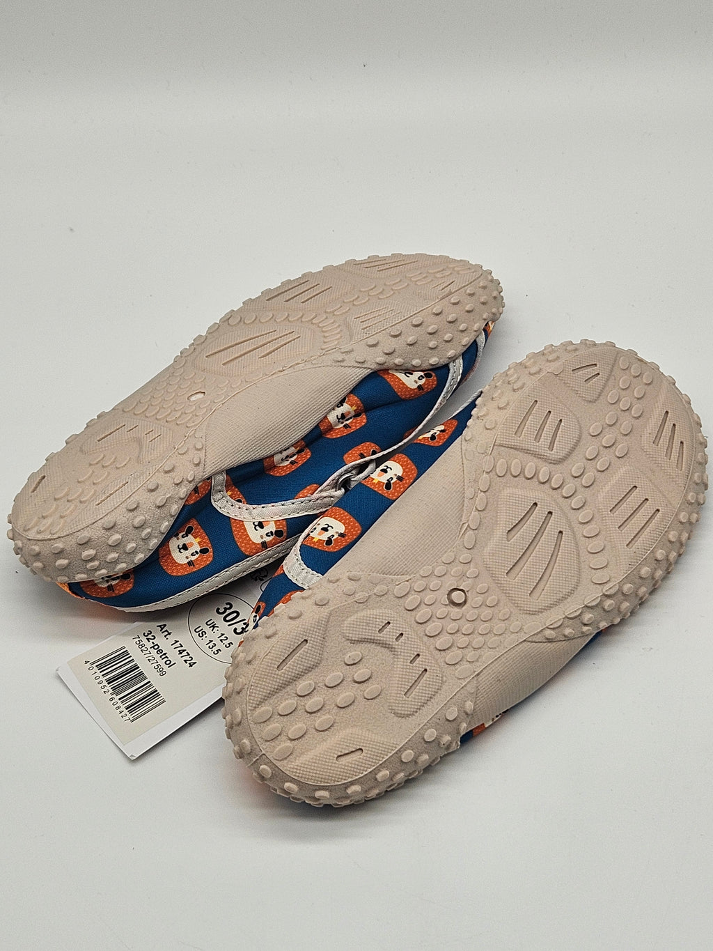 Badeschuhe der Marke Playshoes mit flexibler Sohle und atmungsaktivem Obermaterial, ideal für den Strand oder das Schwimmbad.
