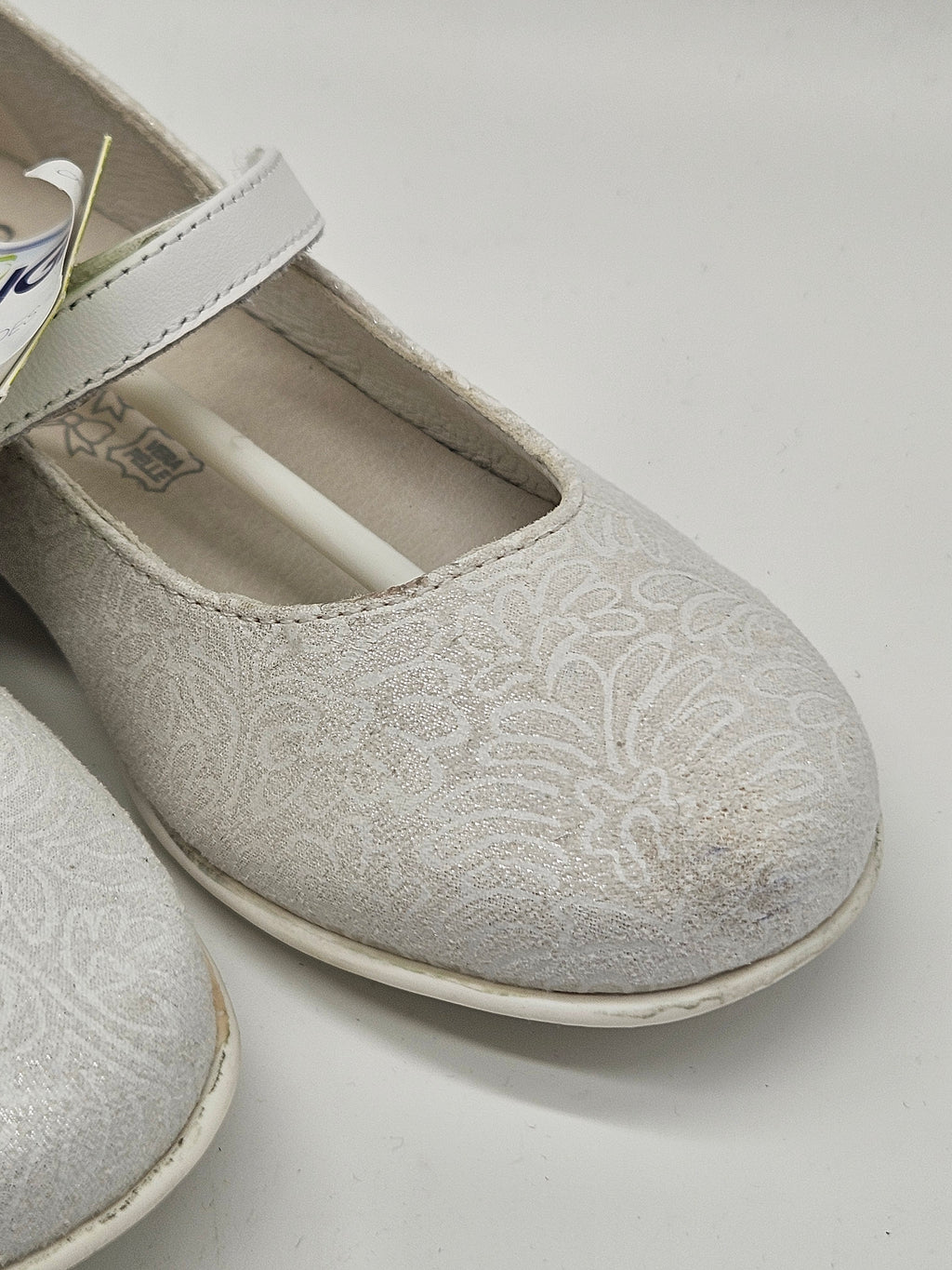 Primigi Ballerinas in beigem Leder mit Schnürung und flacher Sohle, ideal für bequemen Alltag.