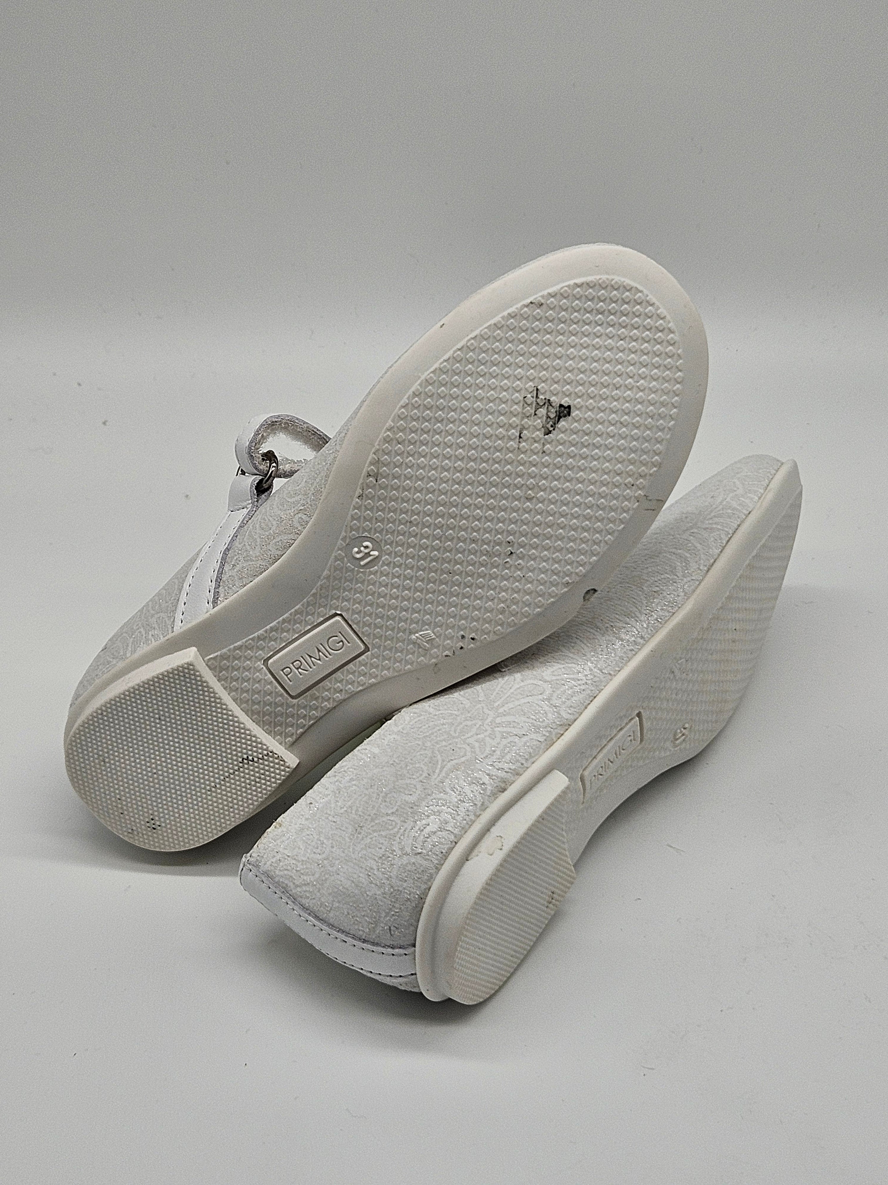 Primigi Ballerinas aus weichem Leder mit Schnürung und flacher Sohle, ideal für Komfort und stilvolles Auftreten.
