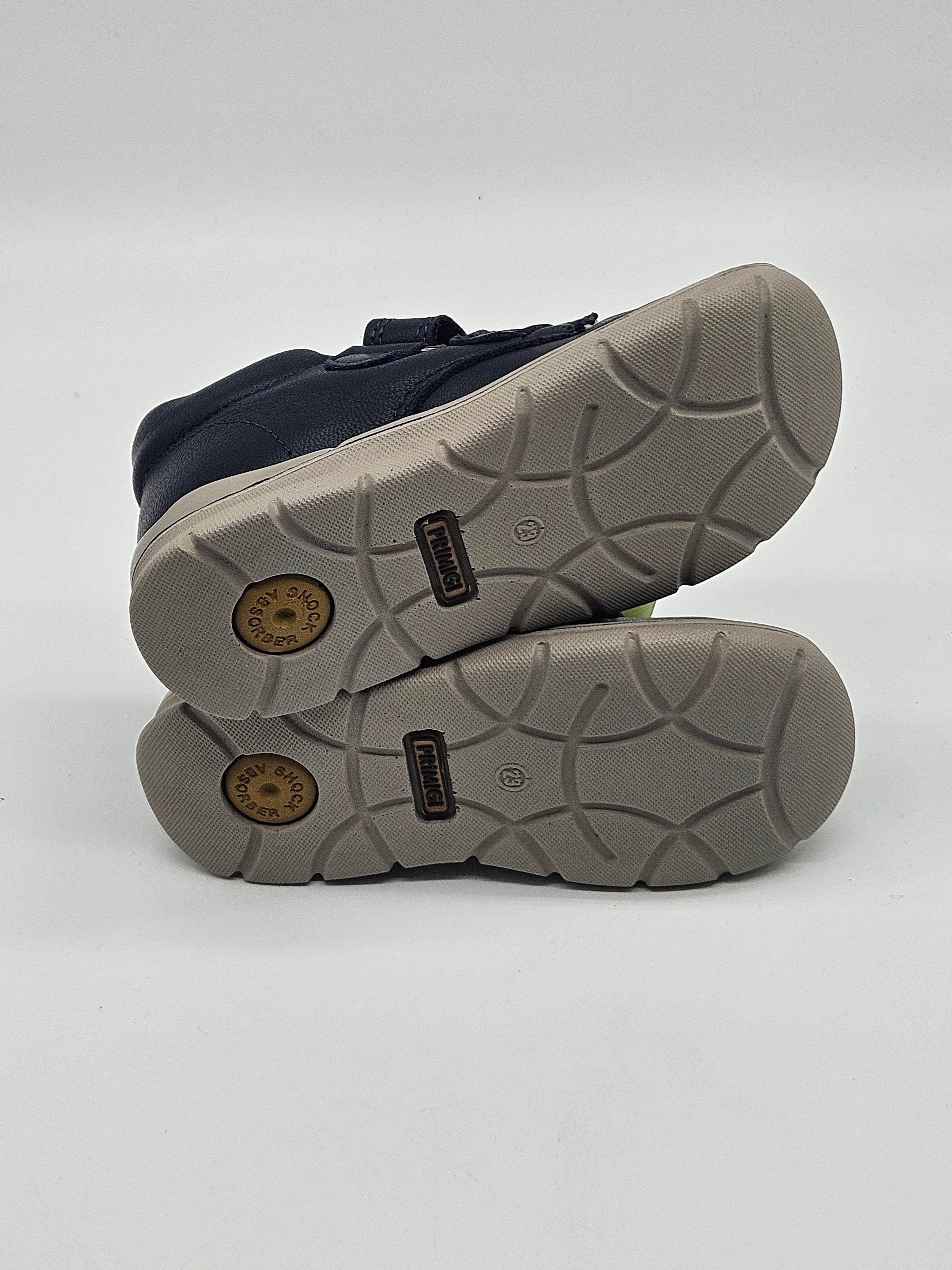 Primigi Sneaker in blau mit weißen Schnürsenkeln und rutschfester Sohle, ideal für Kinder.