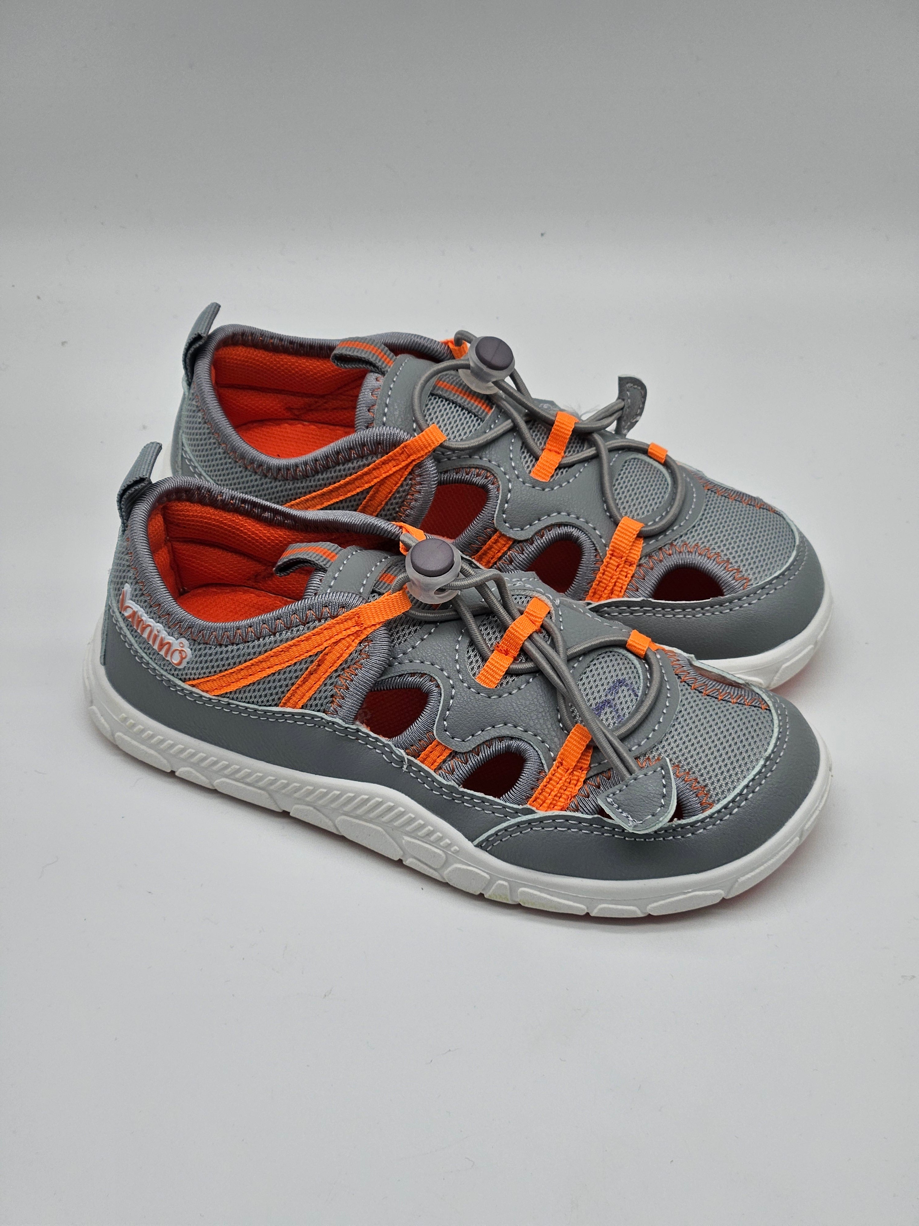 Lamino Sandalen mit offener Zehenpartie, bequemer Fußbett und Riemen, ideal für sommerliche Tage, in natürlichem Design.