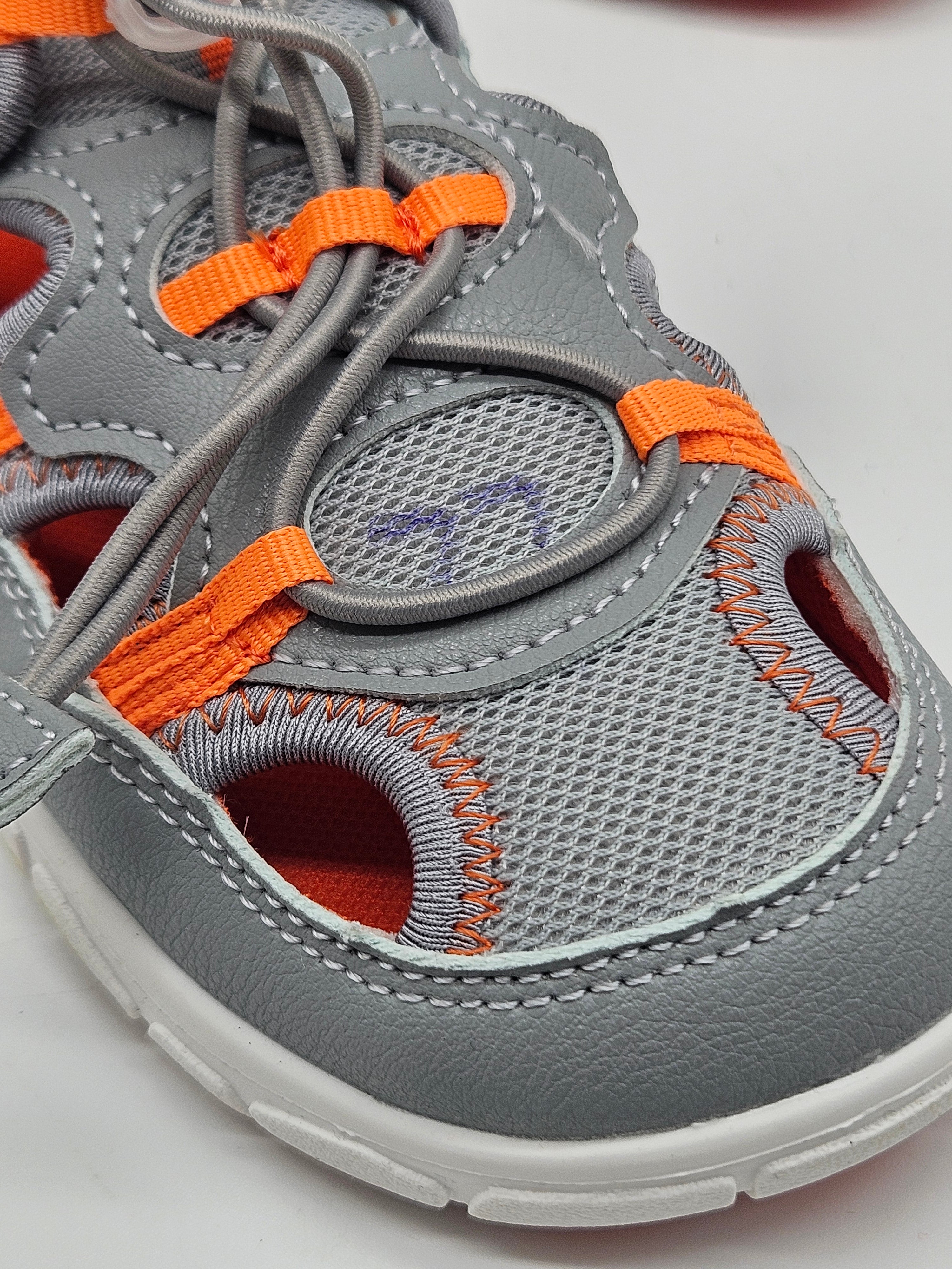 Lamino Sandalen mit offener Zehenpartie und bequemer Sohle, perfekt für den Sommer, auf einem weißen Hintergrund.