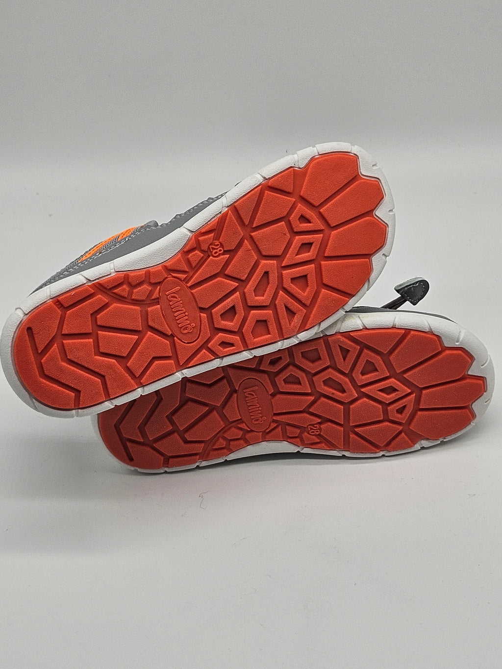 Lamina Sandalen aus Leder mit breitem Riemen und bequemer Sohle, ideal für sommerliche Outfits.