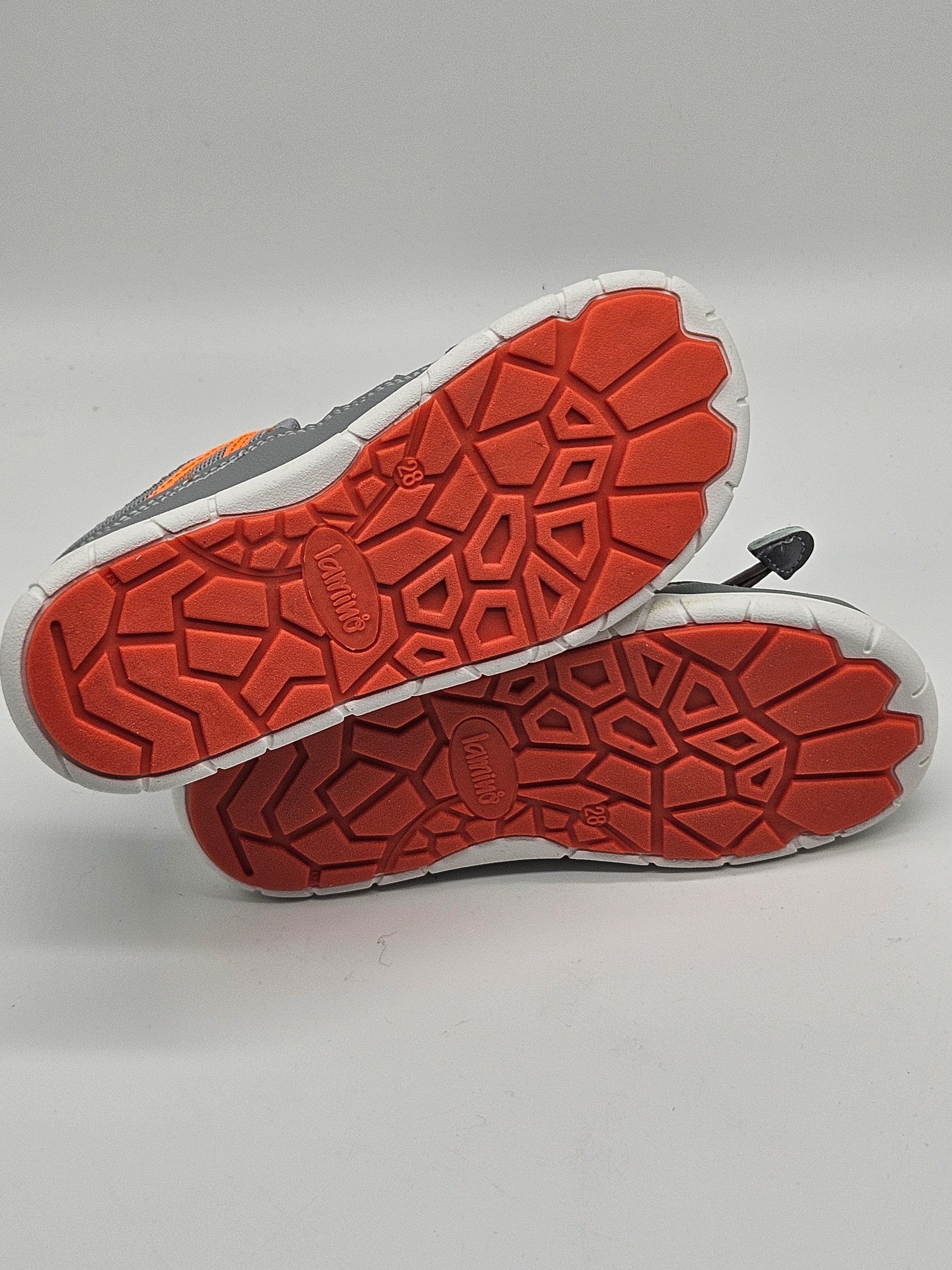 Lamina Sandalen aus Leder mit breitem Riemen und bequemer Sohle, ideal für sommerliche Outfits.