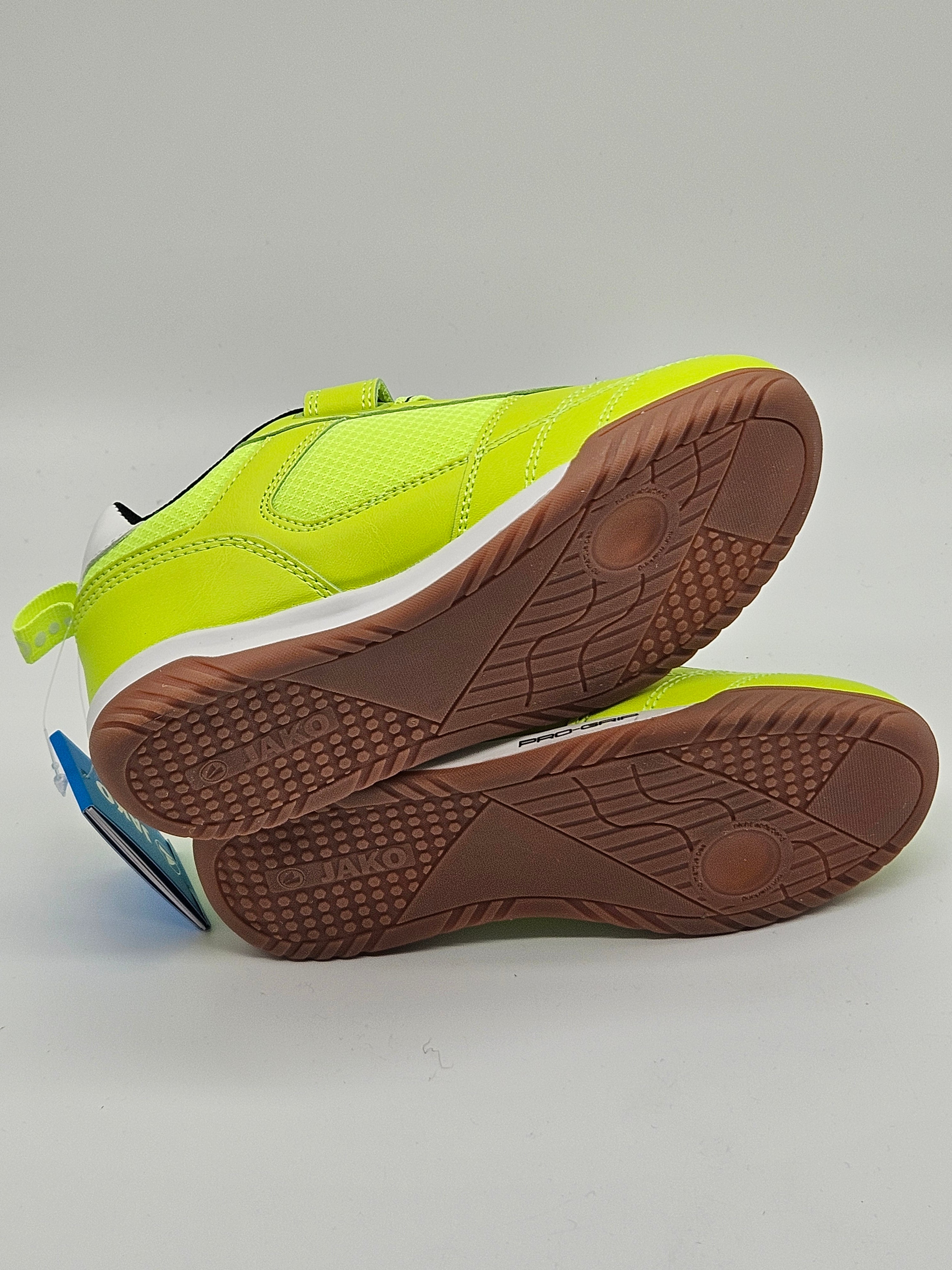 Jako Hallenschuhe Sneaker mit schwarzer Oberseite und weißer Sohle, ideal für Indoor-Sportarten.