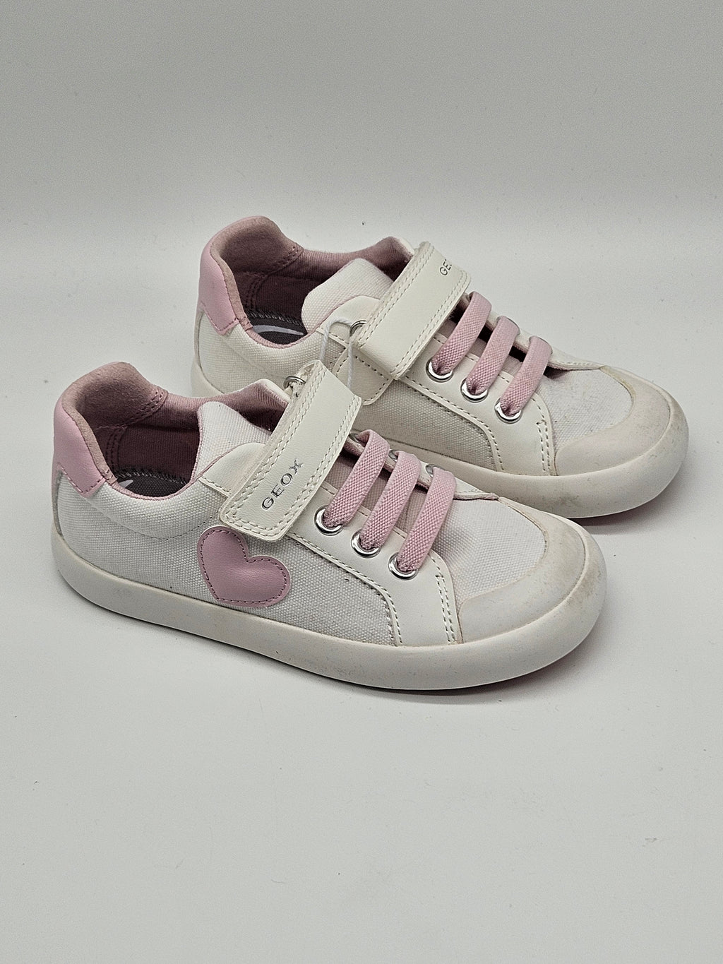 Moderne Geox B Gisli Sneaker aus Leder mit bequemen Schnürverschluss und sportlichem Design, ideal für Alltag und Freizeit.