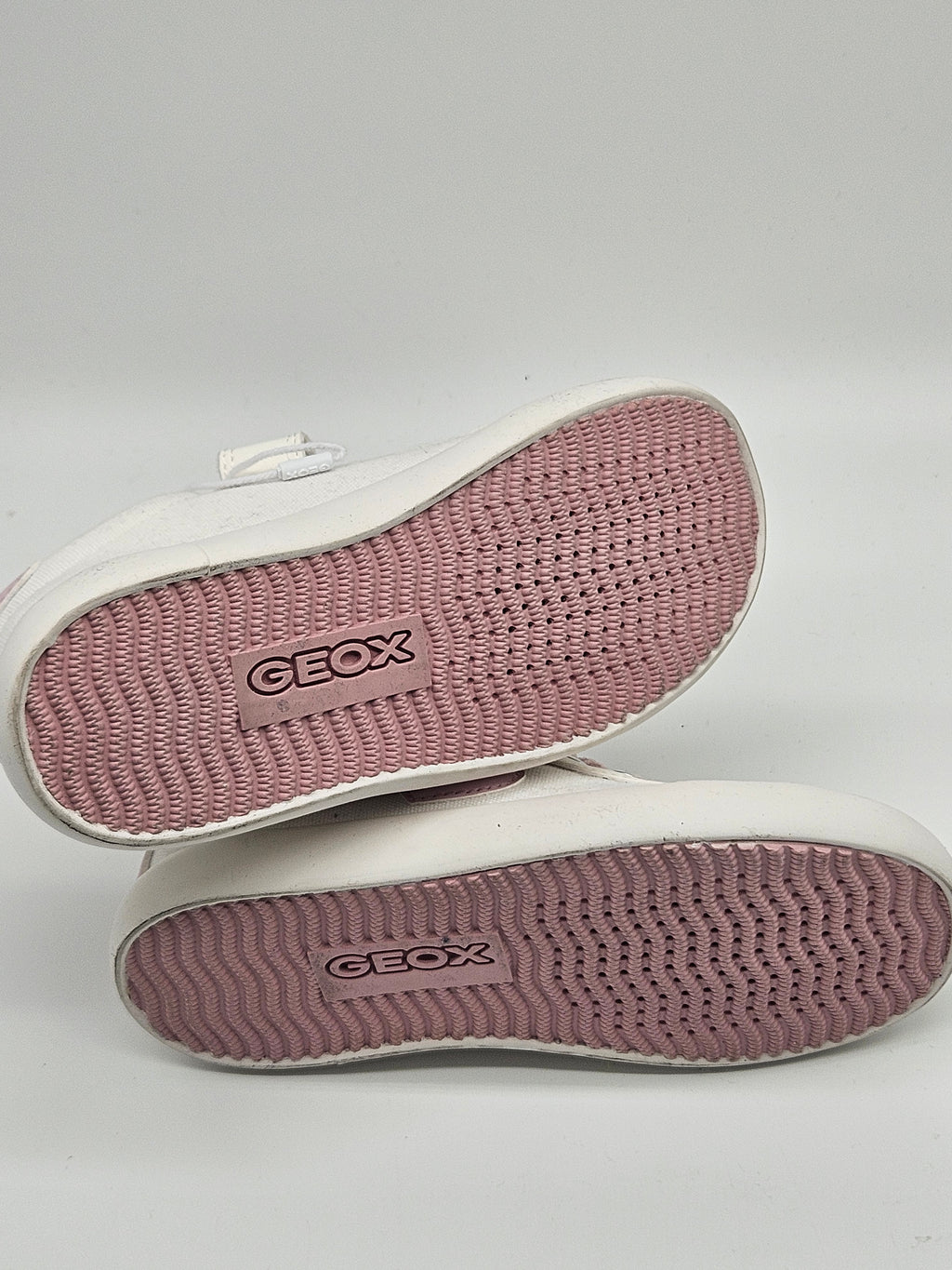 Graue Geox B Gisli Sneaker mit atmungsaktivem Obermaterial und bequemer Sohle, auf glattem Boden stehend