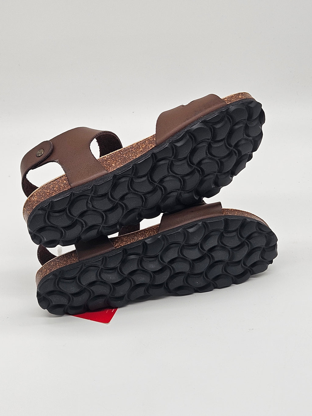 Billowy Sandalen aus Leder mit Keilabsatz, offene Zehen und verstellbarem Riemen für bequemen Sommerstil.