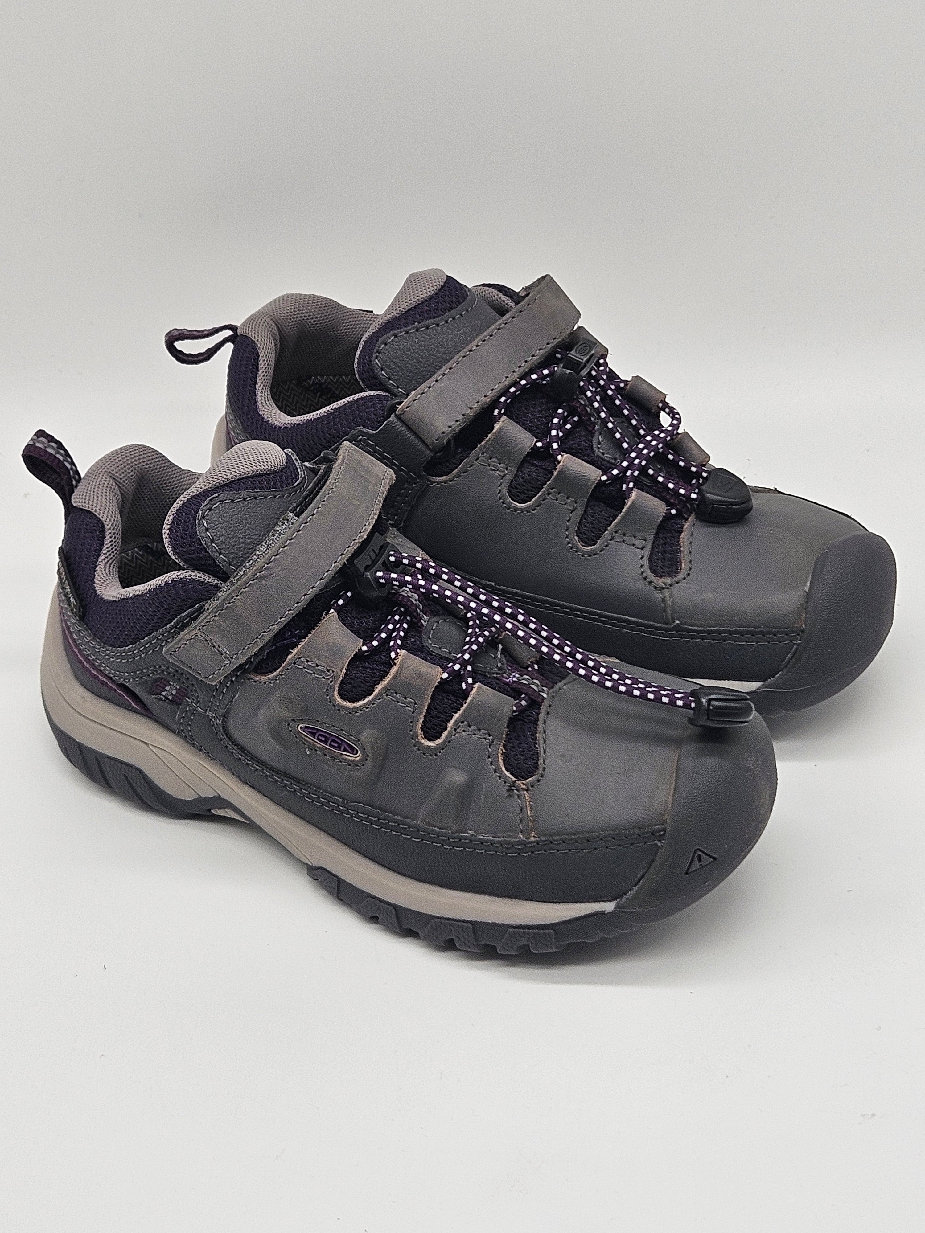Keen Targhee Wanderschuhe in braun mit robusten Sohlen und schnürung, ideal für Outdoor- und Trekking-Aktivitäten.