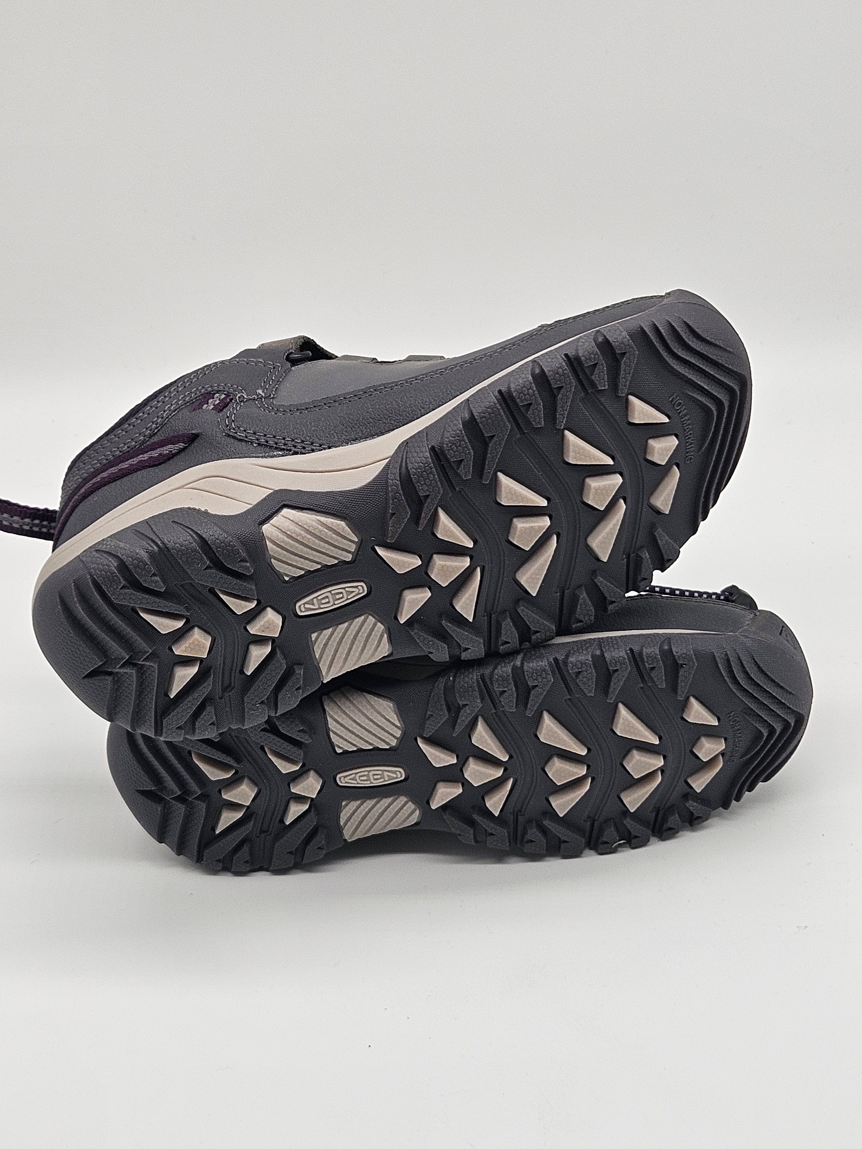 Keen Targhee Wanderschuhe in braun mit robustem Sohlenprofil und Schnürung, ideal für Outdoor-Abenteuer.