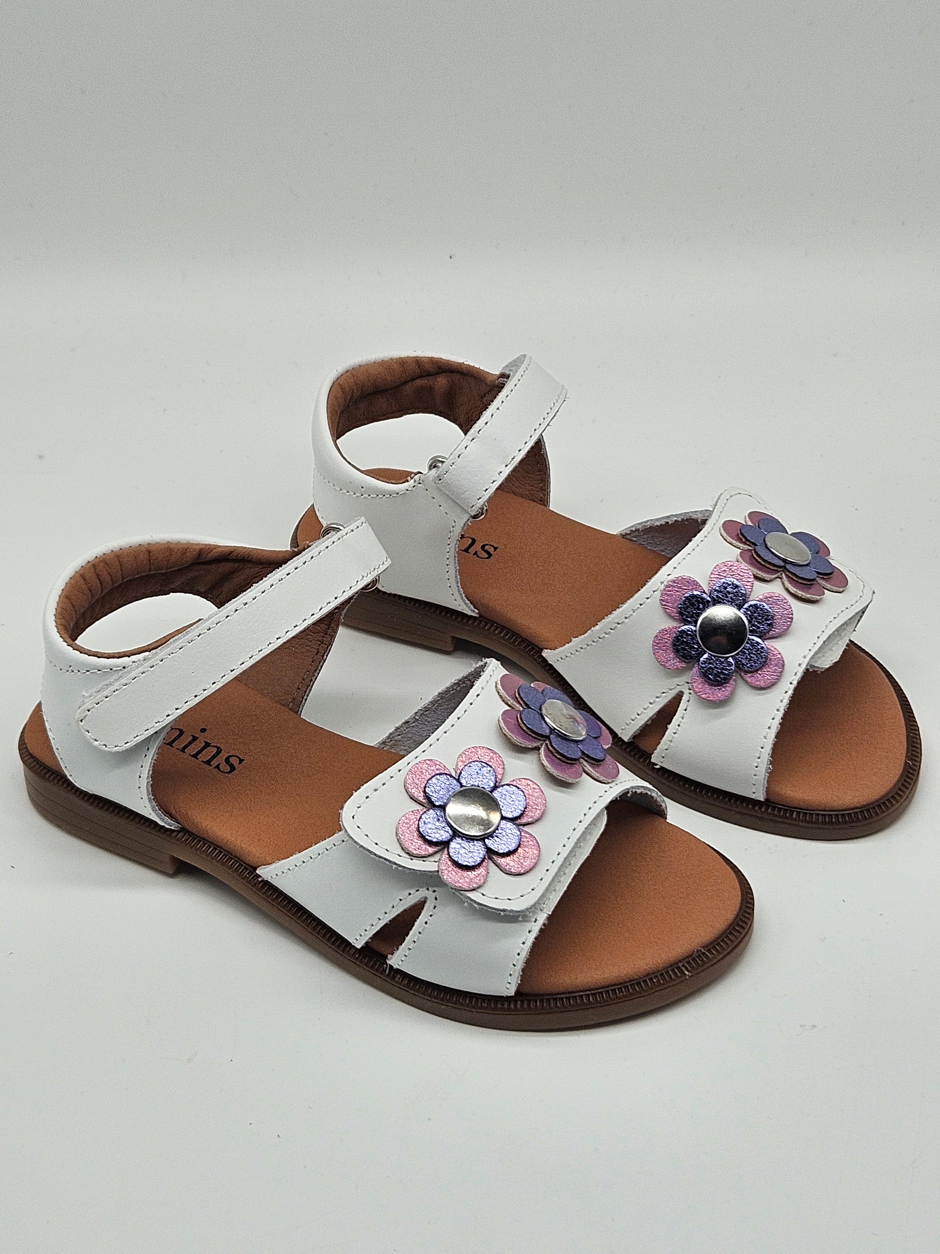Kmins Sandalen in Braun mit Riemen und offener Zehenpartie, bequemes Design für den Sommer.