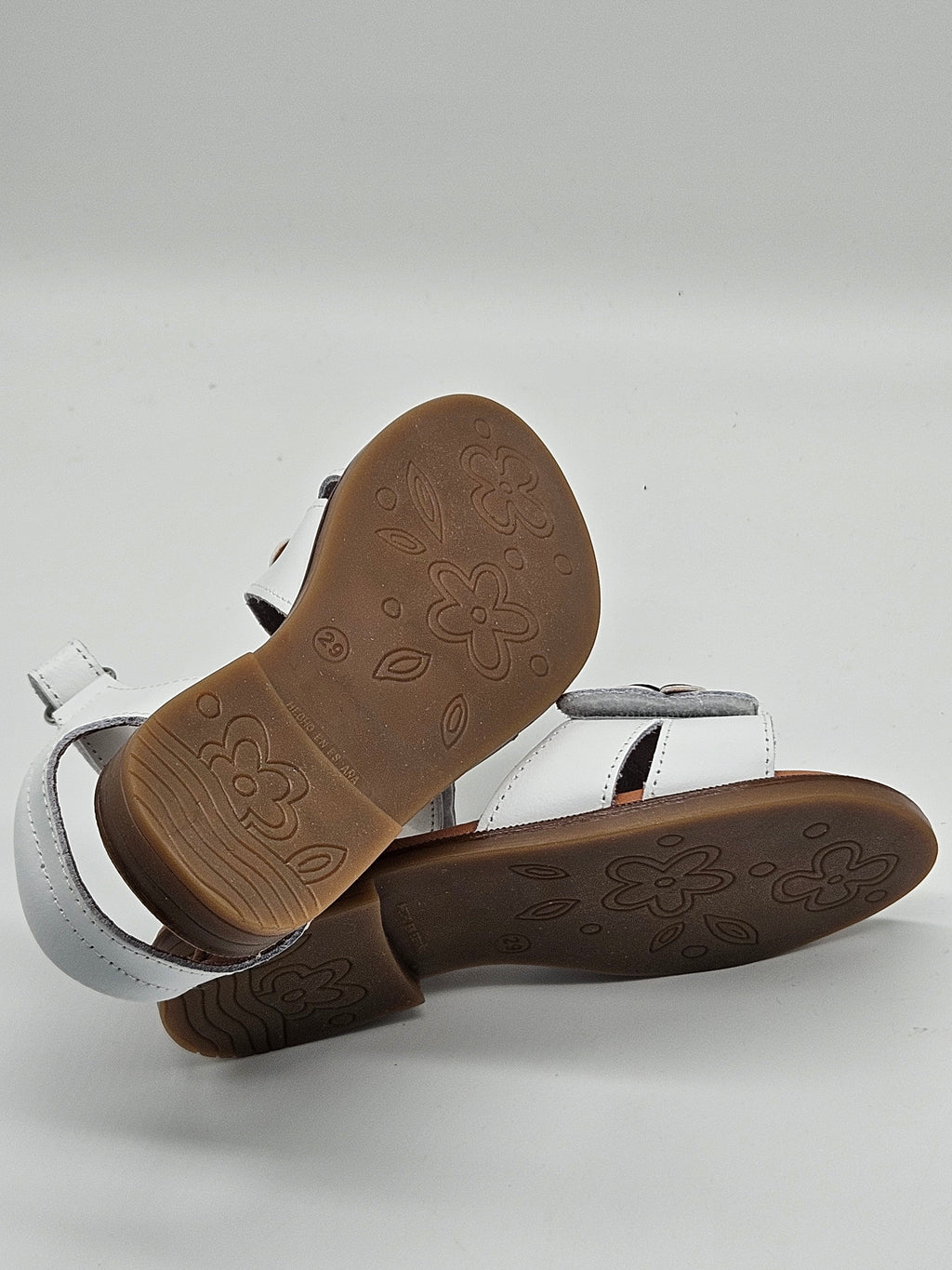 Kmins Sandalen aus Leder mit bequemen Riemen, ideal für Sommer und Freizeit, in neutralen Farbtönen.
