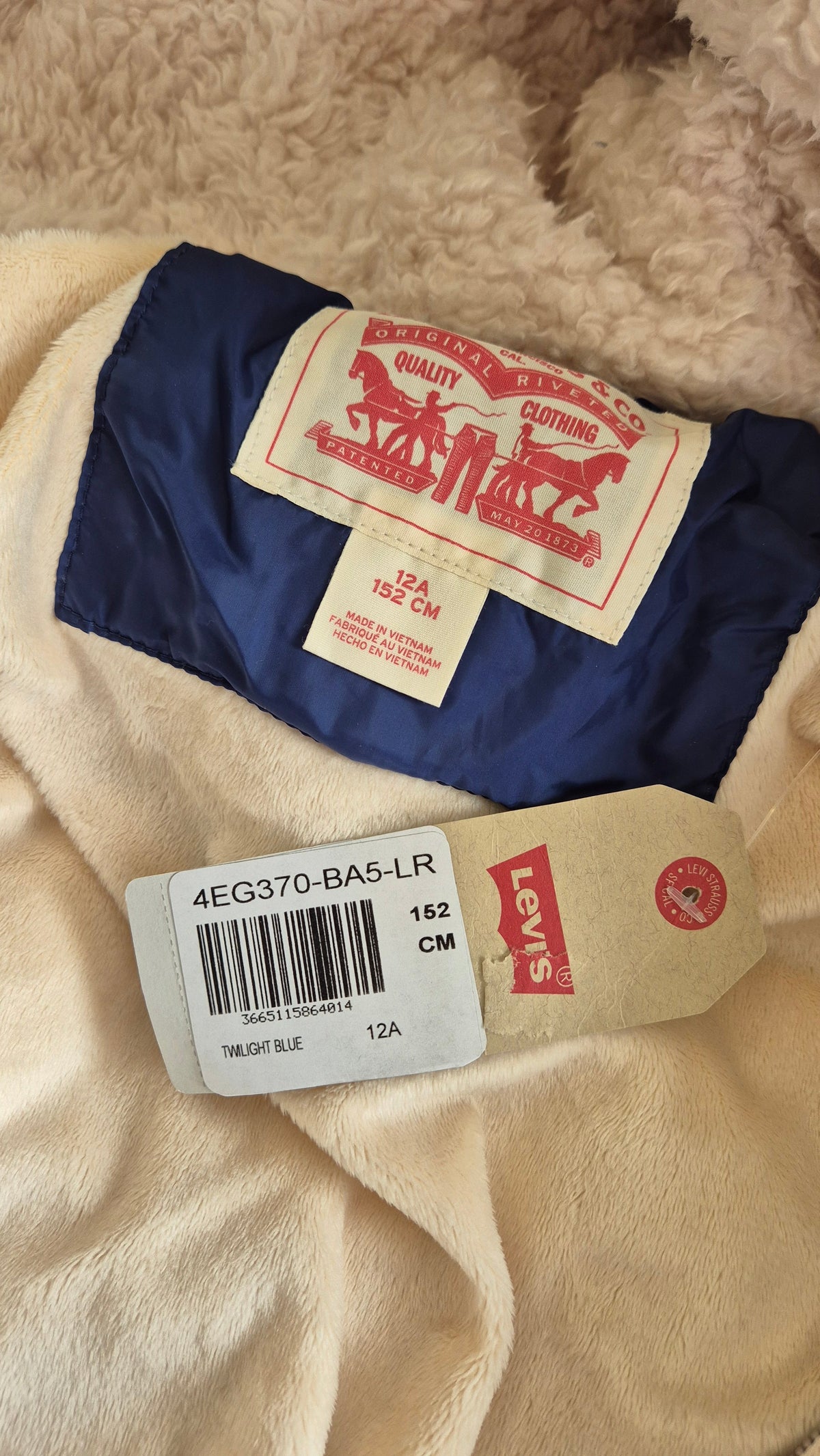 Levi's Winterjacke blau Gr.152 Detailansicht – Wichtel Outlet